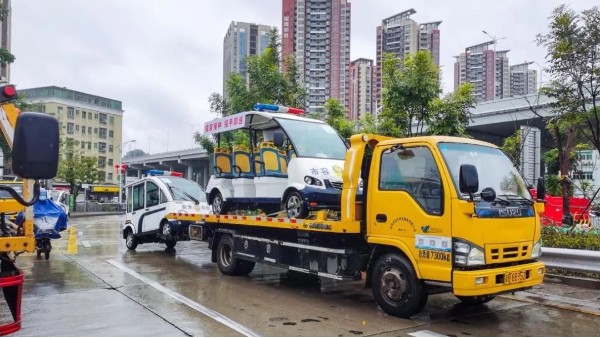 银河正规官网巡逻车搭档深圳街道巡逻队伍，无惧冰冷风雨跻身“疫”线